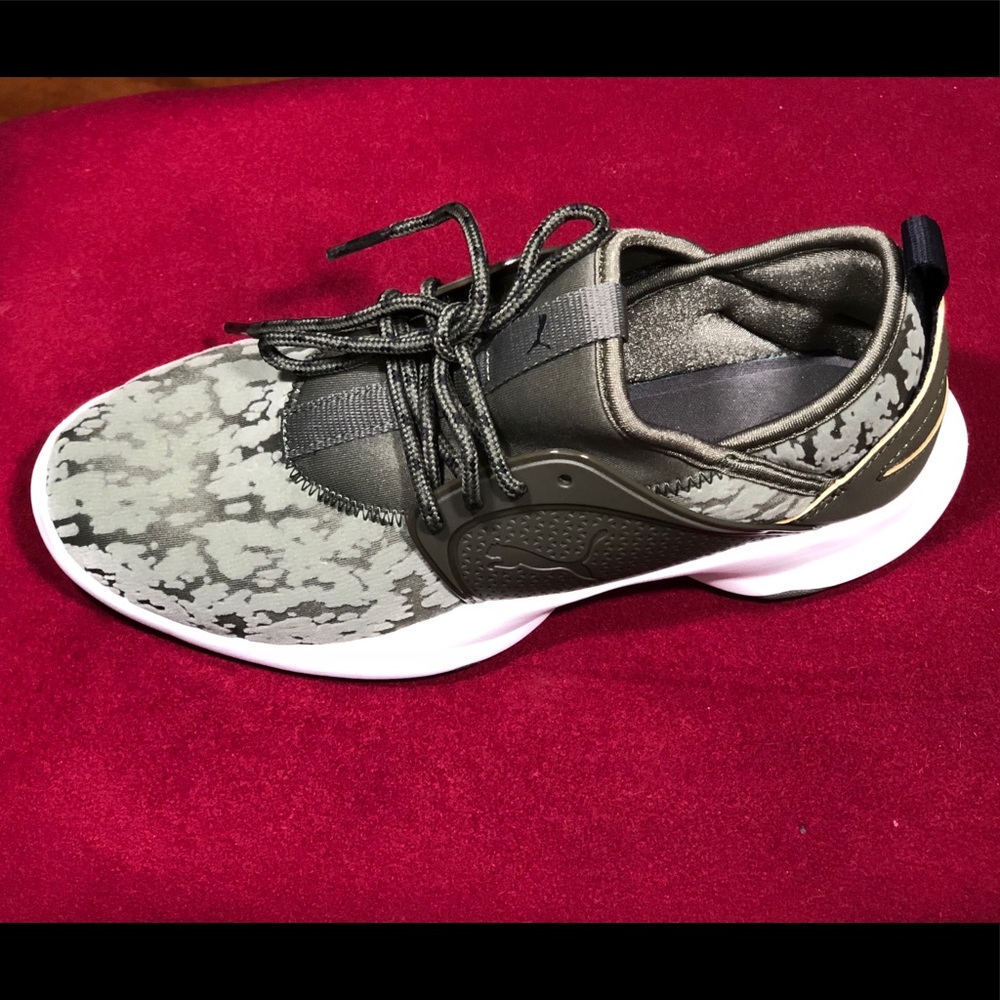 • Puma Sneakers